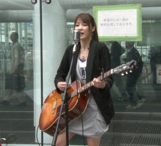 sachiko-oki-kawasaki-station-street-singer-japan